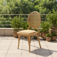 Chaise Louis en plastique imitation bois vintage français avec dossier en rotin tressé à la main, empilable pour location de mariages et événements
