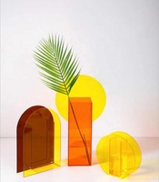 Présentoir à fleurs moderne en acrylique Bauhaus avec cadre translucide en forme de V et blocs de couleur pour centre de table minimaliste