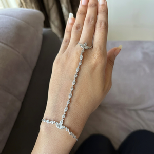 Pulsera de cadena de mano con diamantes de formas variadas, Pulsera esclava con racimo de diamantes marquise y redondos, Cadena de anillo de dedo delicada, Pieza llamativa para novias - Product Image 1
