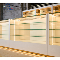 Design d'intérieur de boutique de cigares de luxe avec des vitrines commerciales personnalisées en bois massif et en verre pour la présentation du tabac
