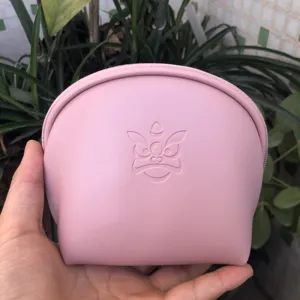 Новая милая зеленая розовая черная Женская мини сумка для макияжа с индивидуальным логотипом Водонепроницаемая женская маленькая дорожная косметичка из искусственной кожи для макияжа