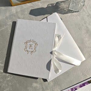Invitaciones <span class=keywords><strong>de</strong></span> Boda <span class=keywords><strong>de</strong></span> Lujo con Monograma Estampado en Lámina, Tapa Dura <span class=keywords><strong>de</strong></span> Terciopelo Blanco, Papel <span class=keywords><strong>de</strong></span> Algodón con Estampado Dorado - Product Image 6