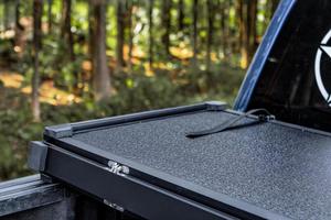 La tapa de tres pliegues impermeable de aluminio más vendida 100% compatible con <span class=keywords><strong>Nissan</strong></span> <span class=keywords><strong>Navara</strong></span> Np300 Frontier D23 camioneta Hard Tonneau Roll Ranger - Product Image 3