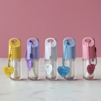 Tube à Gloss Vide Transparent en Gros, Faible MOQ, Forme Ronde, avec Grande Brosse et Chaîne Cœur, Emballage Cosmétique en Plastique pour Rouge à Lèvres Liquide