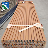 Revêtement de mur extérieur en composite de bois de grain de bois de haute qualité Panneaux muraux de façade en WPC anti-rayures