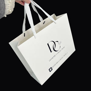 Bolsas de Papel Blancas Personalizadas con Estampado en Caliente Negro - Bolsas de Papel de Lujo con Asas de Cinta Texturizada para Invitados de Boda - Product Image 4