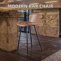Chaise haute de bar commerciale moderne avec coussin en cuir et structure en acier inoxydable, idéale pour comptoir de cuisine, chambre, salle à manger, salon et maison.