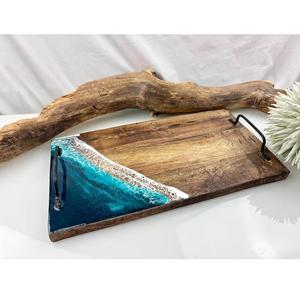 Plateau de service en bois et résine de qualité supérieure, fabriqué avec soin pour une présentation élégante de la table à manger et de la maison - Product Image 1