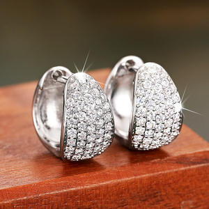 Pendientes de Aro de Oro Blanco con Diamantes Teal Lan, Engaste Pavé, Corte Brillante Redondo, Lujo para Uso Diario de Mujer - Product Image 4