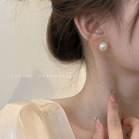 Nouvelles Boucles d'Oreilles Géométriques de Luxe Léger Haut de Gamme en Pierre Chat, Clous d'Oreilles Ronds Dorés avec Perles, Bijoux Tendance de Niche pour Femmes