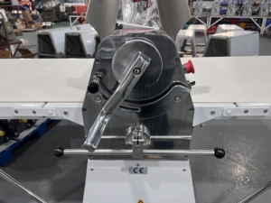 Machine à feuilleter la <span class=keywords><strong>pâte</strong></span> à croissant et à <span class=keywords><strong>pâte</strong></span> <span class=keywords><strong>feuilletée</strong></span>, équipement de boulangerie économique - Product Image 6