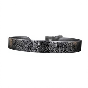 Brazalete de Acero de Damasco Forjado a Mano - Joyería Vikinga Única, Regalo de Aniversario Exclusivo, Brazalete Martillado - Product Image 1