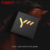 Étiquette de vêtement en silicone bicolore à texture lettrée en relief, logo personnalisé, OEM ODM, pour vêtements de marque haut de gamme, vente en gros YWEIY