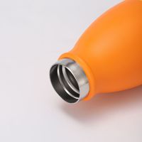 Bouteille d'eau de sport isolée sous vide en acier inoxydable à double paroi de 22oz flacons d'eau personnalisés avec manchon en silicone