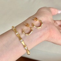 Set Perhiasan Gelang Anting Cincin Bambu Mewah Kuno Italia Gaya Cina Baru dengan Zirkon dan Tembaga untuk Pesta