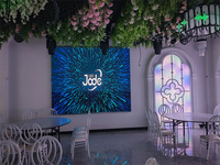 İç Mekan LED Ekran 4K Tam Renkli Kesintisiz LED Video Duvarı Dijital Tabela Otel Restoran Lobisi Resepsiyon Afiş Tabelası