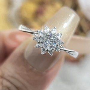 Lujo Sun Flower VVS <span class=keywords><strong>Solitaire</strong></span> 5mm D Color Moissanite Diamond Eternity Ring para mujeres S925 Anillos de plata esterlina Joyería fina - Product Image 1