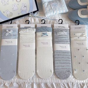 Calcetines transpirables hasta media pantorrilla SKSTMG con adorno de lazo para yoga, para mujer, con estampado de corazones en azul y gris - Product Image 2