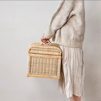 Boîte de rangement rectangulaire en rotin tissé à la main, adaptée à la décoration de la maison, avec poignée de panier de rangement en bois de style nordique