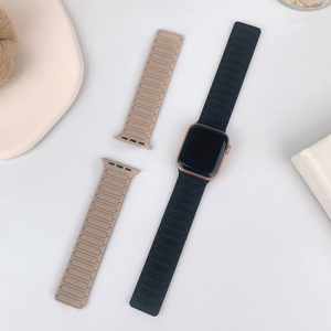Tali Jam Tangan Silikon Magnetik Tiga-Manik, Tali Olahraga Kompatibel dengan Apple Watch, Gelang Magnetik yang Dapat Disesuaikan untuk Pria Wanita - Product Image 3