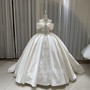 Robe de mariée moderne OY037 en satin à épaules dénudées avec appliques florales en dentelle, traîne chapelle longue pour femme - Product Image 1