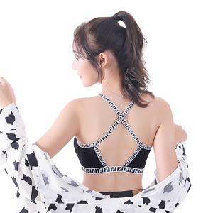 Sujetador deportivo de alto soporte para mujer Letter Beauty, top corto sin costuras con tirantes cruzados, transpirable, con almohadillas para el pecho, de tubo tipo paracaídas, de elastano con cristales - Product Image 1