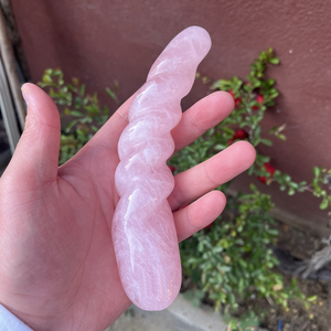 Varita Masajeadora Yoni de Cuarzo Rosa Curvada con Diseño Trenzado 18cm 200g Juguete Sexual para Ejercicios de Kegel para Mujeres - Product Image 2