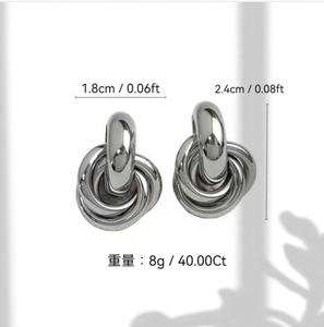 Boucles d'oreilles clous torsadées multicouches plaquées or, design géométrique tendance pour femme, bijoux de fête - Product Image 5