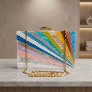 Sac à main classique en résine colorée avec chaîne dorée, design moderne poli, motif imprimé, sac à main pour femme - Product Image 1