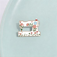 Broche en émail personnalisée à motif floral et machine à coudre, badge métallique de tailleur, broche de revers créative pour couturière, bijou de quilting, cadeau
