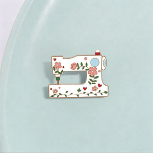Pin de solapa de metal esmaltado personalizado con diseño floral de máquina de coser, insignia creativa para sastre/a, regalo de joyería para <span class=keywords><strong>costurera</strong></span>/a - Product Image 3