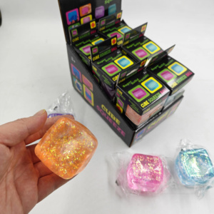 Cubo Squishy Glitterato Needoh, Palline Antistress dai Colori Vivaci, Texture Morbida, Giocattoli Puzzle in Poliuretano per Alleviare lo Stress - Product Image 1