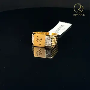 Bague élégante en or avec motif gravé et pierres étincelantes, bijou masculin haut de gamme, pièce audacieuse et stylée pour toutes les occasions - Product Image 3