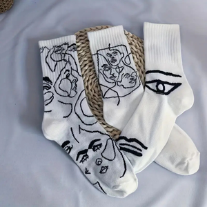 Chaussettes mi-mollet pour femmes en coton et bambou respirants, avec motifs abstraits, pour un usage quotidien décontracté - Product Image 3