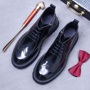 Bottes Martin pour hommes à semelles épaisses, style robuste, finition cuir brillant, style anglais, brogues tendance en cuir véritable - Product Image 3