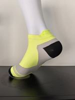 Chaussettes de sport en nylon personnalisées respirantes à séchage rapide et extensibles pour hommes, idéales pour la course, le cyclisme et l'entraînement (vente en gros)