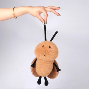 Cadeau farfelu amusant pour le Poisson d'avril : Jouet blagueur en peluche en forme de cafard, adorable et inattendu, idéal pour les fêtes et les plaisants tours sur les amis - Product Image 1