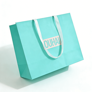 Sac en papier rigide vert menthe doux avec poignée en ruban satiné et logo central pour l'emballage de gants, mitaines et accessoires de mode - Product Image 3