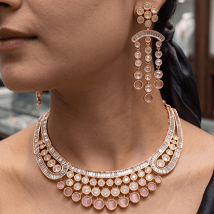 Ensemble collier ras-de-cou élégant et tendance en laiton plaqué or avec moissanite et boucles d'oreilles pendantes assorties pour mariée et mariage - Product Image 5