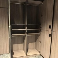 Casillero de gimnasio de club de fútbol de estilo personalizado, vestuario laminado compacto de madera HPL con estructura ensamblada de bloqueo de llave electrónica