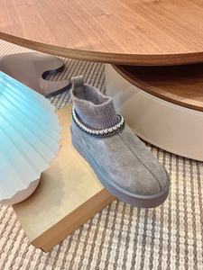 Botas de nieve personalizadas de la marca Uggs de primera calidad, para hombre y mujer, cálidas y suaves al tacto. - Product Image 3