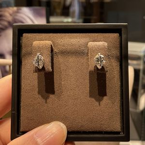 Boucles d'oreilles fines en argent pur S925, luxe léger, haut de gamme, diamant unique, design de diamant à haute teneur en carbone - Product Image 2