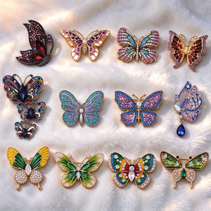 Broche personnalisée en émail avec logo, badge en métal doré avec lettres, broche à logo sur mesure pour femme - Product Image 1