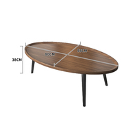 Table basse familiale simple et moderne de style nordique, type familial, plusieurs petites tables à côté du canapé, table basse ronde