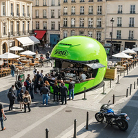 Op maat gemaakte speciaal gevormde helm-vormige foodtruck, multifunctionele koffietrailer met hotdogs, chips, 220V