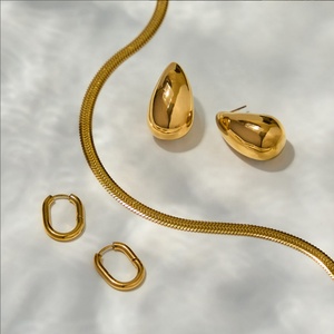 Bijoux fantaisie en gros : Collier et bagues à trois couches en acier inoxydable avec pendentifs lune et étoile pour femmes - Product Image 5