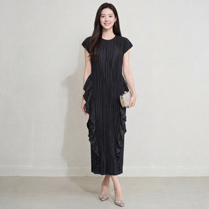 คอลเลคชั่นฤดูร้อนปี 2026 ใหม่ล่าสุด เสื้อผ้าพลีทสไตล์มิยาเกะสำหรับผู้หญิง แขนสั้น แต่งระบายด้านข้าง ความยาวปานกลาง ผลิตจากโพลีเอสเตอร์ 100% ขายส่งเสื้อผ้าจำนวนมาก - Product Image 1