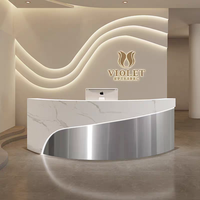 Bureau d'accueil incurvé moderne avec mur de logo rétroéclairé - Réception de luxe pour salon de beauté, spa, hall d'hôtel ou bureau
