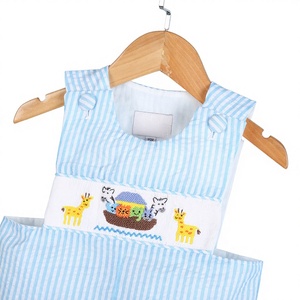 Combinaisons smockées pour bébés garçons 100% coton, rayures aqua moyennes, tissu seersucker, fermeture boutonnée, été, OEM ODM, vente en gros - Product Image 1