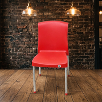 Chaise de salle à manger empilable en plastique rouge avec pieds en acier, design industriel pour restaurant et salle à manger à domicile